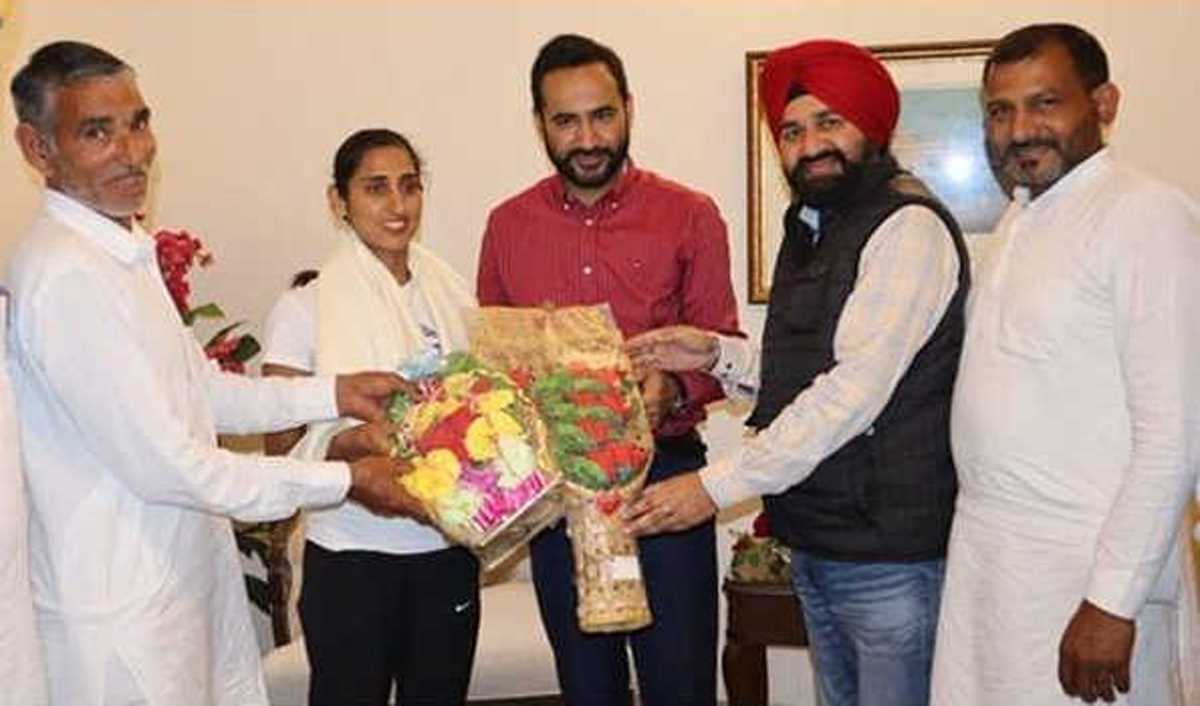 खेल मंत्री ने राष्ट्रीय रिकॉर्ड होल्डर एथलीट मंजू रानी को सम्मानित किया